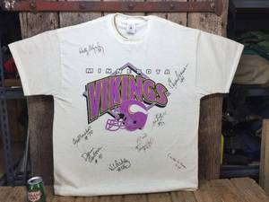lot 203 image: Nifty Vintage MN Vikings HOF Players Autograph T-Shirt