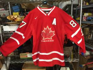 lot 205 image: Fabulous Crosby 87 Team Canada 2010 Olympic Jersey