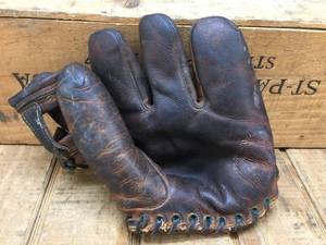 lot 210 image: Vintage Rawlings G490 John Pesky Ball Glove