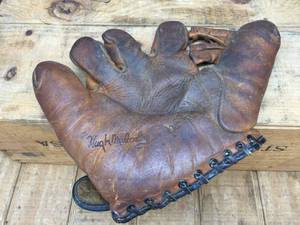 lot 211 image: Vintage D&M Hugh Mulchay Ball Glove