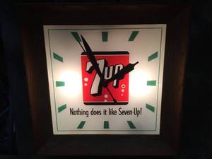 lot 239 image: Classic 7-Up Light-Up Clock - Works