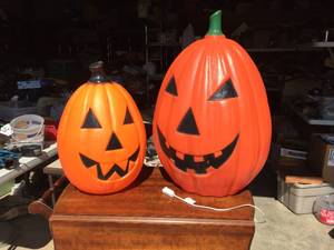 lot 256 image: 2 Pumpkin Blow-Mold Figures