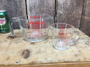 lot 264 image: Pyrex Measuring Cups