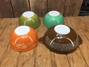 lot 266 image: 4 Larger Pyrex Bowls - Good