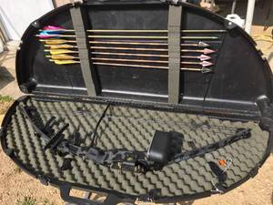 lot 285 image: HOYT Gamegetter II Compound Bow - Arrows - Case