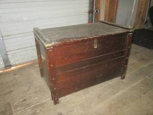 lot 4 image: (G1) Wood Chest 30 x 17 x 20 Hig...