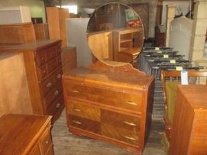 lot 13 image: (G1) Vintage 3-Drawer Dresser with ...