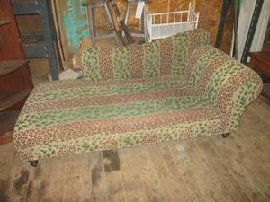 lot 28 image: (G1) Lounge Couch...