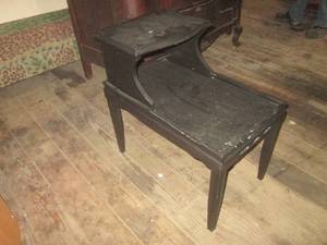 lot 32 image: (G1) Vintage Wood End Table...