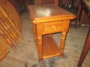 lot 39 image: (G1) Wood End Table with Drawer 18...