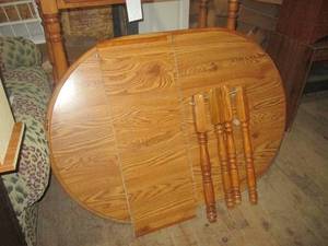 lot 40 image: (G1) Table with 15 Leaf - Table wi...