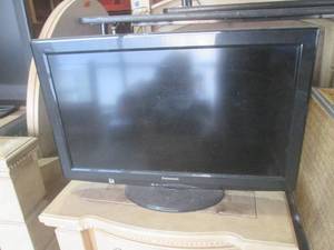 lot 81 image: (G1) Panasonic 32 LCD TV...