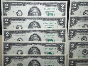 lot 100 image: Ten Sequential Two Dollar Bills