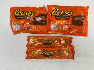 lot 141 image: KK. 3x 10.78oz Bags KitKats -Snack Size