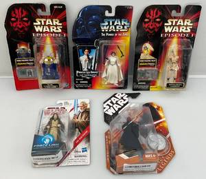 lot 19 image: Misc. STAR WARS Action Figures (NIP) Packaging Beat Up A Little