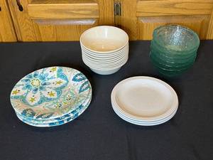 lot 20 image: Assorted Lot of Bowls and Plates