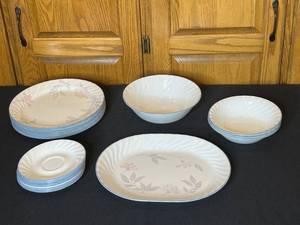 lot 24 image: Vintage Floral Ceramic Dinnerware Set
