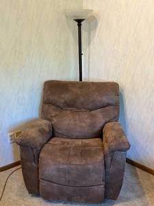 lot 25 image: Electric Recliner Chair and 71 Tall Floor Lamp Set