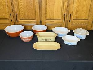 lot 30 image: Vintage Pyrex and CorningWare Bakeware Collection