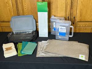 lot 32 image: Kitchen Lot with Blender, Fridge Jugs, Placemats, and More