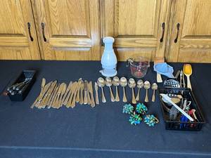 lot 39 image: Assorted Kitchen Utensils & Flatware Lot