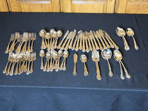 lot 40 image: Oneida Silverware Set
