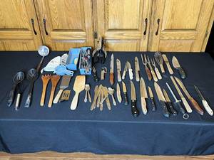 lot 41 image: Assorted Kitchen Utensils and Knife Set
