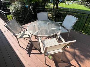 lot 6 image: Outdoor Patio Set with Round Glass Table and 4 Chairs