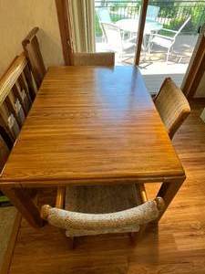 lot 8 image: Oak Dining Table with 3 Matching Chairs