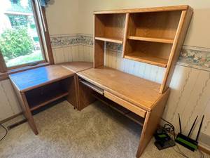 lot 68 image: Oak L-Shaped Desk with Hutch