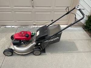 lot 137 image: Honda HRR216K9VKA Self-Propelled Lawn Mower