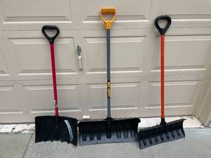 lot 138 image: Lot of 3 Snow Shovels