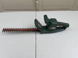 lot 150 image: Black & Decker 16 Hedge Trimmer TR100