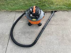 lot 170 image: RIDGID 6 Gallon WetDry Vac 3.5 Peak HP in Orig Pkg