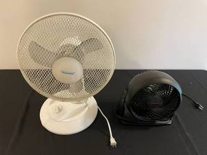 lot 177 image: Lot of 2 Electric Fans - Oscillating Desk Fan and Honeywell Fan (untested)