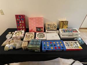 lot 198 image: Assorted Lot of Christmas Ornaments and Decorations