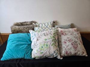 lot 108 image: Assorted Decorative Throw Pillows