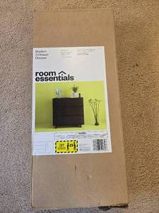 lot 109 image: Room Essentials Modern 3-Drawer Dresser - Espresso Finish