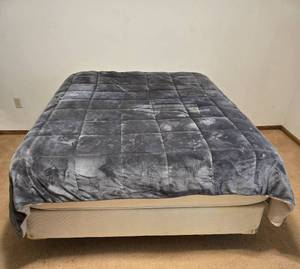 lot 114 image: Simmons Beautyrest World Class Eexceptionale King Size Mattress with Boxspring