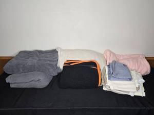 lot 195 image: Assorted Lot of Blankets and Sheets