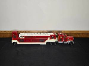 lot 168 image: Vintage Red and White Toy Fire Truck with Detachable Ladder