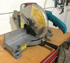 lot 82 image: Mikita 10 Miter Saw LS1020