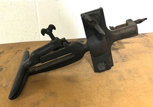 lot 87 image: Vintage Henry Disston & Sons Large Clamp Tech Mount Vise