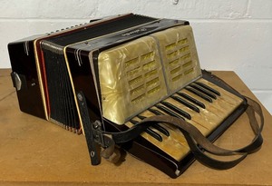 lot 173 image: Vintage Kapitan Piakordia Accordion
