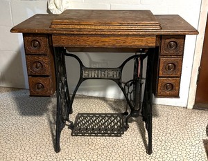 lot 177 image: Vintage Singer Sewing Machine with Table