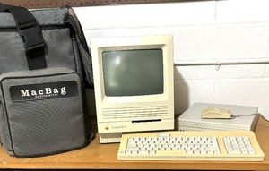 lot 191 image: Macintosh SE30 Computer, Mouse, Keyboard and More with Carrying Case