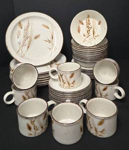 lot 102 image: Vintage Stonehenge Wild Oats Dinnerware Set