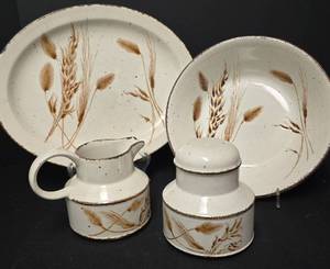 lot 103 image: Vintage Stonehenge Wild Oats Serving Pieces