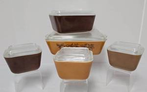 lot 113 image: Fabulous Vintage Pyrex Collection