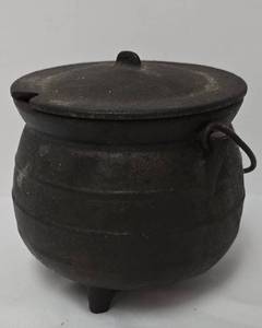 lot 127 image: Vintage Cast Iron Kettle with Lid